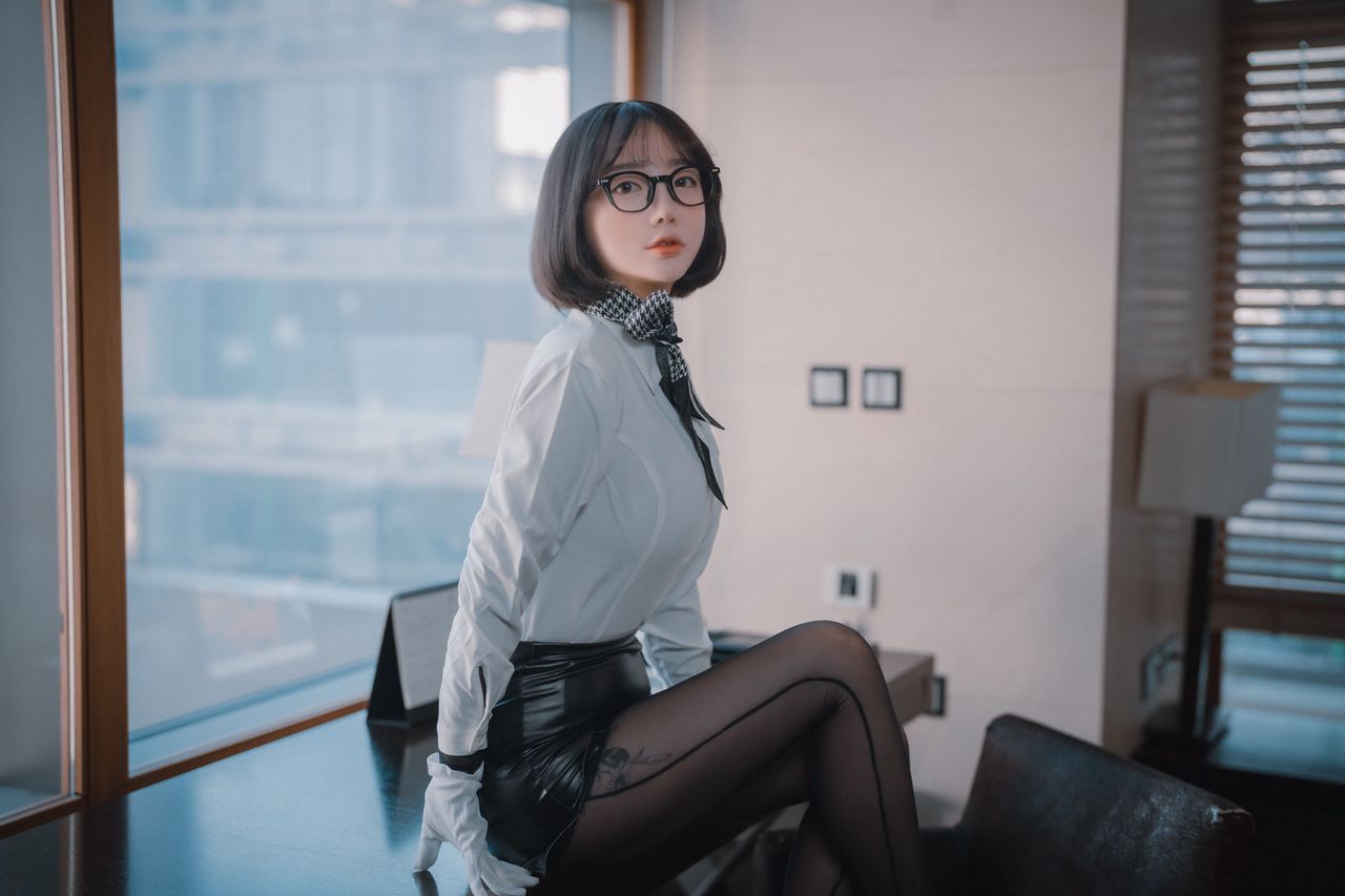 Son Yeeun Naughty Supervisor Set.01