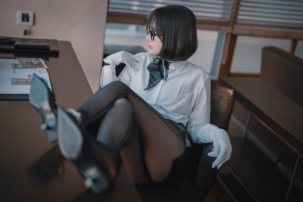 Son Yeeun Naughty Supervisor Set.01