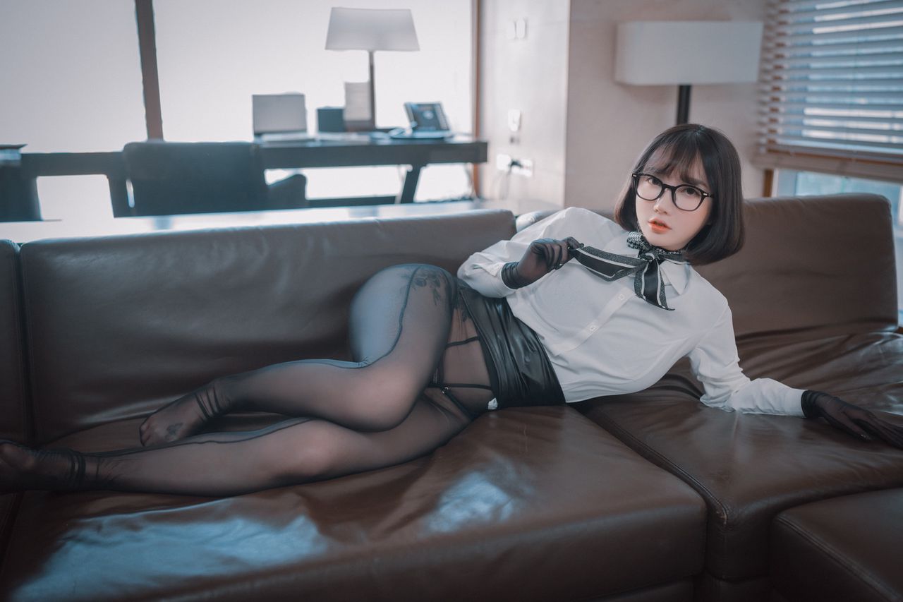 Son Yeeun Naughty Supervisor Set.01